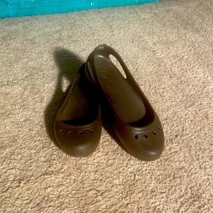 EUC women’s Crocs Kadee flats. Absolutely perfect condition! Size 9, brown.